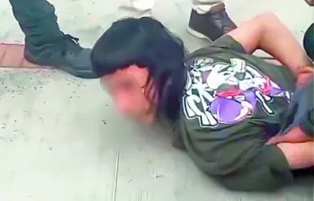 Cuando una multitud trató de lincharlo, gritó “fue el man de la olla, yo les puedo dar los números, déjeme darle los números (sic)”, insinuando que delataría a sus cómplices. Foto: Captura de video
