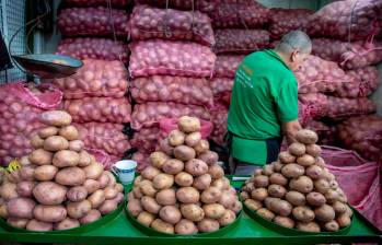 Alimentos como la papa, cuyo precio estuvo a la baja, contribuyeron a que la inflación en octubre fuera negativa. FOTO: Juan Antonio Sánchez