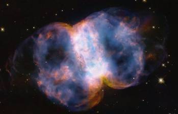 Esta nebulosa es conocida como Messier 76, M76 o NGC 650/651, y se trata de una capa en expansión de gases brillantes que fueron expulsados de una estrella gigante roja moribunda. FOTO NASA, ESA, STSCI