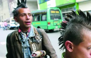 El 9 – Albeiro Lopera– registró la vida del centro de Medellín durante los años noventa. Esta foto muestra dos temas presentes en su obra: el punk y la marginalidad de la ciudad. FOTO cortesía editorial itm