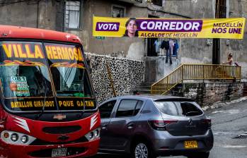 Medellín nos Une, movimiento que soporta la candidatura de Albert Corredor a la Alcaldía y de su lista al Concejo, ha tenido que bajar 132 ejemplares de publicidad. FOTO: EL COLOMBIANO