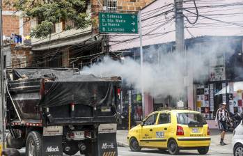 Uno de los principales responsables de la degradación del aire es la obsolescencia de la flota vehicular. Estudios afirman que los carros viejos pueden contaminar hasta 40 veces más que los modernos. Foto: Jaime Pérez 