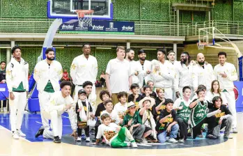 Los niños están siendo grandes protagonistas en los duelos de Paisas en el Iván de Bedout. Crece la fiebre por el quinteto que dirige Daniel Seoane. FOTO CORTESÍA PAISAS