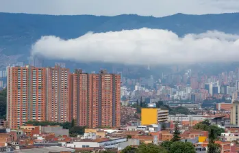 El fenómeno de los apartamentos entre nubes se ha normalizado. En barrios y sectores elevados, ya no es inusual que los residentes experimenten cómo la neblina o las nubes bajas, típicas de ciertas horas del día o temporadas de lluvia, atraviesan literalmente sus balcones o ingresan por las ventanas. Foto: Juan Antonio Sánchez