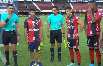 Ángel Barajas, medallista olímpico de Colombia, fue el encargado del saque de honor en el partido Cúcuta-Real Cartagena, en el General Santander. FOTO PANTALLAZO