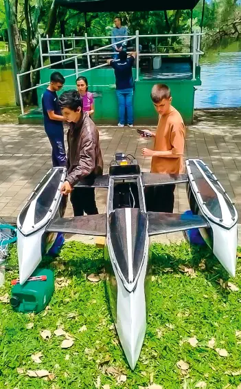 Los estudiantes de Hydrómetra realizando todas las pruebas en laboratorio y en agua con la embarcación que utilizarán en Francia. FOTOS UNIVERSIDAD NACIONAL