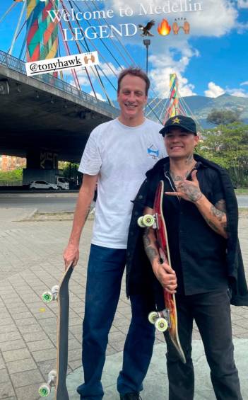 El antioqueño David González compartió fotos y videos en sus redes sociales con Tony Hawk en Medellín. FOTO TOMADA INSTAGRAM