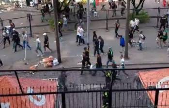 Extracto de video en el que se observa los hinchas durante el disturbio. FOTO: imagen tomada de la red social X.