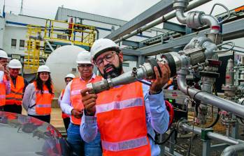 El ministro de Minas y Energía, Andrés Camacho, estuvo ayer en la planta. Se están ultimando los detalles para que empiece la primera producción de hidrógeno verde en el país. FOTOS: Julio César Herrera