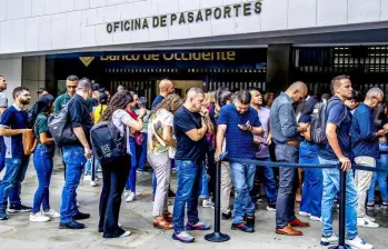 Esta semana hubo largas filas, en varias sedes de pasaportes del país, por cuenta de la caída del sistema SITAC. FOTO Camilo Suárez