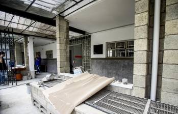 En el centro de salud se ve una cuadrilla de obreros aunque en el papel la unidad debería estar abierta al público. Foto: Jaime Pérez Munévar