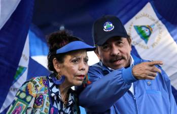 El régimen de Daniel Ortega en Nicaragua, apoyado por su esposa Rosario Murillo, le declaró la guerra a la iglesia católica. Ordenó el cierre de universidades y medios ligados a esa filial religiosa. Y encarceló curas. FOTO afp