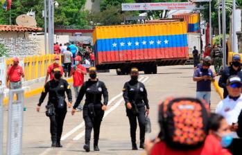 En 2015 la frontera fue cerrada al paso de vehículos por orden de Maduro. En 2019 Caracas terminó por romper toda relación con Colombia y bloquear el paso con contenedores. FOTO EFE