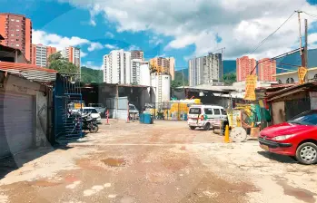 Dentro de este parqueadero del barrio El Trapiche, de Sabaneta, ocurrió el asesinato de Elías Bartolo Causil Ramos, de 65 años, siendo este el primer asesinato en 449 días en esta localidad. FOTO: Laura Rosa Jiménez Valencia