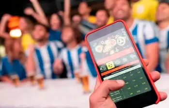 La fuerte asociación entre el deporte y las apuestas genera preocupación por la salud mental y financiera de los aficionados. FOTO GETTY