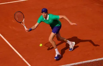 El número uno del mundo, Jannik Sinner, aseguró su puesto en la semifinal de Roland Garros. FOTO GETTY