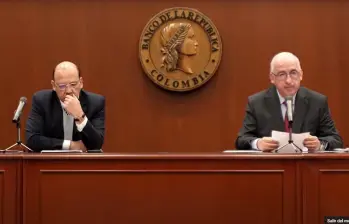 El ministro de Hacienda, Germán Ávila (izq.) y el gerente del Banco de la República, Leonardo Villar (der.) explicaron la decisión de tasas de interés tomada hoy. FOTO: Captura de video YouTube.