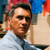 Carlos Manuel Vesga interpreta a Manousos Oviedo en Pluribus. FOTO: Apple TV