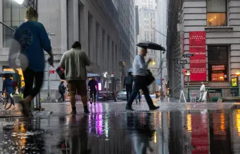 La lluvia libera iones negativos, purifica el aire y activa zonas del cerebro asociadas con la memoria y las emociones. FOTO AFP