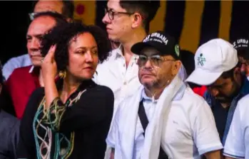 Isabel Zuleta junto a José Leonardo Muñoz Martínez, alias Douglas, durante el ‘tarimazo’ en La Alpujarra, en Medellín. FOTO: EL COLOMBIANO