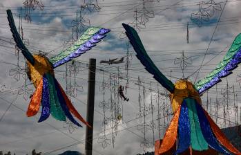 Cada año, el Alumbrado Navideño de Medellín es mucho más que una simple decoración; es un motor económico y turístico fundamental. Atrae a un sinnúmero de visitantes de Colombia y del extranjero que llegan específicamente para experimentar la magia de las luces. Foto: Manuel Saldarriaga Quintero.