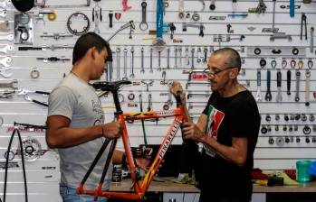 Acá Javier Ignacio en bicicletas Pesicolo donde los corredores llegaban a buscar ayuda para arreglar sus ciclas o simplemente para compartir y escuchar las anécdotas de la leyenda del ciclismo. FOTO TOMADA @BICICLETASPESICOLO