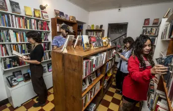 Librerías independientes de Medellín abrirán hasta la medianoche con actividades culturales gratuitas durante la primera edición de la Noche de Librerías. FOTO Jaime Pérez Munévar.