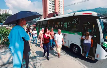Sin importar si es hora pico o valle, decenas de personas pasan sobre el puente de la quebrada La Limona para hacer el transbordo. Les toca hacer fila para tomar el segundo bus. FOTO MANUEL SALDARRIAGA