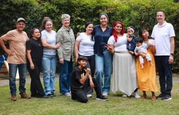 El pastor Brian Miller trabaja con un grupo de voluntarios en Caldas, Antioquia, para ayudar a mujeres embarazadas en contextos vulnerables. FOTO: Manuel Saldarriaga.