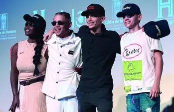 Marcela Cuesta, Juan Sebastián Orozco (de gafas) y Alejandro Henao (de blanco, a la derecha) son los protagonistas del documental que se empezará a emitir desde este 29 de abril. FOTO cortesía Alcaldía de Medellín.