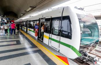 Por más de dos horas varias estaciones del metro de Medellín estuvieron sin servicio, este domingo. FOTO Jaime Pérez