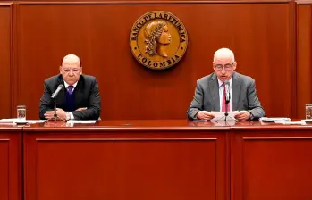 El ministro de Hacienda, Germán Ávila (izq.) y el gerente del Banco de la República, Leonardo Villar, explicaron la decisión de tasas de interés tomada hoy. FOTO tomada de YouTube