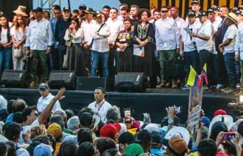 En junio pasado, el presidente Gustavo Petro y la mayor parte de su gabinete encabezaron un evento público en La Alpujarra de Medellín, en el que compartieron tarima con los líderes de bandas. FOTO El Colombiano