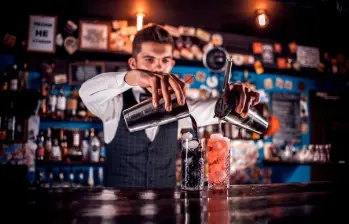 Los bares y discotecas están buscando estrategias para adaptarse a la reforma laboral y evitar la destrucción de empleos. FOTO GETTY