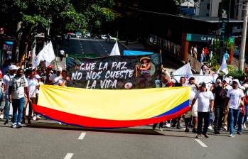 200 excombatientes marcharon en Medellín al cumplirse ocho años de la firma del Acuerdo de Paz. FOTOS: JULIO HERRERA