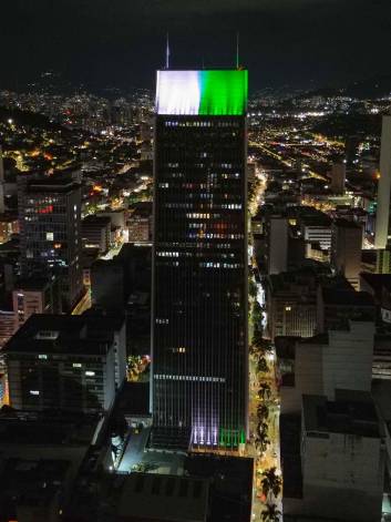 ¿Por qué el Edificio Coltejer de Medellín cambió de color este ...