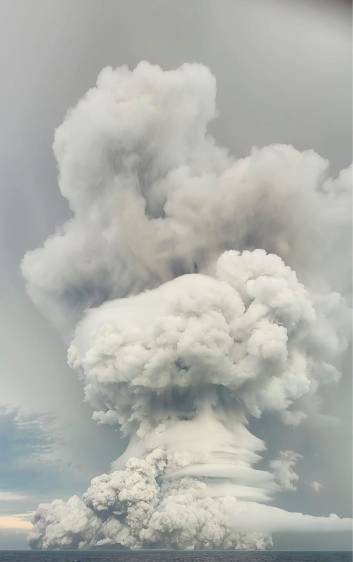 La columna de cenizas generada por la erupción se levanto por cientos de metros, que se apreciaban desde la distancia. Foto: Servicio geológico de Tonga