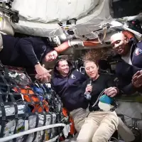 Los astronautas de la tripulación de Artemis II, durante la rueda de prensa realizada desde la órbita lunar. Foto: Transmisión de la Nasa