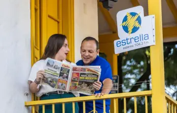 Jenny Villafañe, editora digital de Q’hubo, y Hugo Londoño, coordinador de Noticias de Estrella Estéreo. FOTO: CAMILO SUÁREZ 