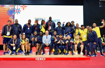 Este es el grupo de pesistas colombianos que disputaron los Juegos Bolivarianos en Ayacucho. FOTO CORTESÍA MINDEPORTE