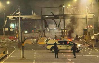 Así quedó el peaje atacado con explosivos. FOTO CORTESÍA