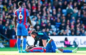 El colombiano Jefferson Lerma en el césped es atendido por los galenos del Crystal Palace, tras un choque que lo sacó del juego ante Newcastle. FOTO TOMADA X@CPFC
