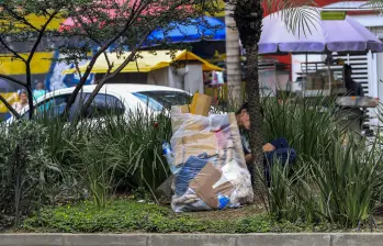 El corredor verde la Avenida Oriental, se ha convertido en el “hogar” y baño de muchos de los habitantes de calle de Medellín . Foto: Jaime Pérez Munévar.