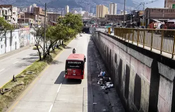 En este sector se produjo el hallazgo del cuerpo sin vida de esta persona, a quien abandonaron en una nevera junto a uno de los basureros que crean los propios habitantes de calle que se mantienen en el circuito entre el Bronx y la glorieta de La Minorista. FOTO: JAIME PÉREZ