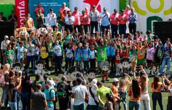 48 deportistas representaron las 24 disciplinas que tendrá el Festival de Festivales. En el recuadro se ve a Mariana Paz Ruiz, junto a Esteban González, un niño de 13 años que mide 1,90 metros. FOTO manuel saldarriaga
