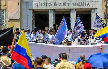 El candidato presidencial Abelardo de la Espriella durante el mitin en la Plaza Botero. FOTO Camilo Suárez