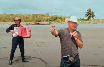 Javicho (de sombrero blanco y pistola al cinto), en uno de sus videos musicales. FOTO: TOMADA DE PERFIL PÚBLICO DE YOUTUBE.