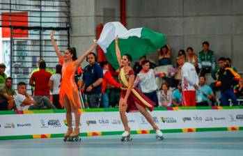Las antioqueñas María Paulina Pérez (naranja) y Eliana García (vino tinto) conquistaron medallas en patinaje artístico este lunes. FOTO cortesía