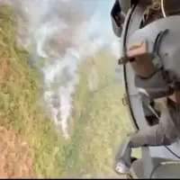 Un helicóptero UH-60 Black Hawk apoya desde el aire las labores para controlar el incendio forestal registrado en Abejorral, Antioquia. FOTO cortesía