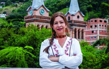 Sandra Bedoya estudió Administración Pública y Administración Comercial mientras desempeñaba sus tareas de madre cabeza de hogar de tres hijos. FOTO: Julio Herrera